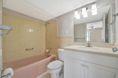 Condo in Treasure Island, Florida, 2 bedrooms  № 1740605 - photo 30