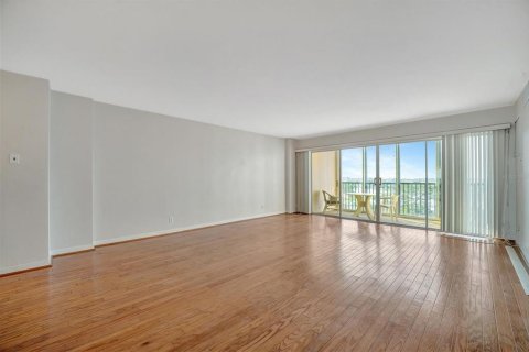 Condo in Treasure Island, Florida, 2 bedrooms  № 1740605 - photo 9