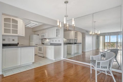 Condo in Treasure Island, Florida, 2 bedrooms  № 1740605 - photo 17