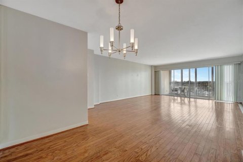 Condo in Treasure Island, Florida, 2 bedrooms  № 1740605 - photo 22
