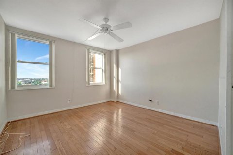 Condo in Treasure Island, Florida, 2 bedrooms  № 1740605 - photo 25
