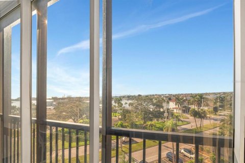 Condo in Treasure Island, Florida, 2 bedrooms  № 1740605 - photo 13