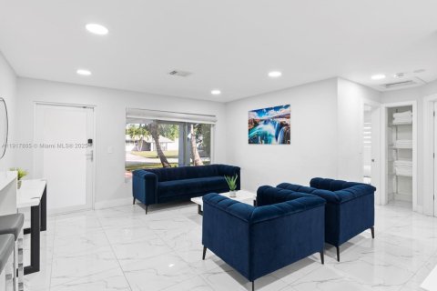 House in Pembroke Pines, Florida 4 bedrooms, 138.61 sq.m. № 1972527 - photo 8