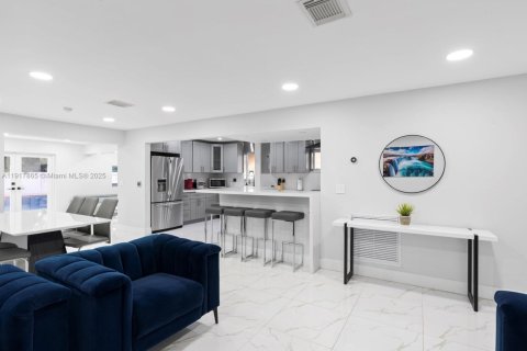 House in Pembroke Pines, Florida 4 bedrooms, 138.61 sq.m. № 1972527 - photo 5