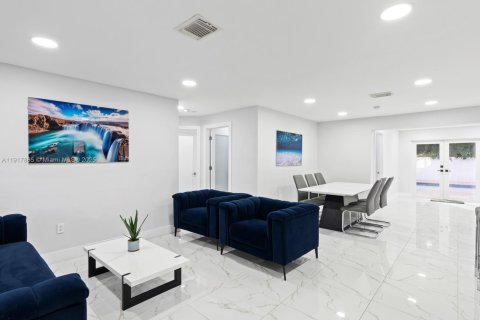 House in Pembroke Pines, Florida 4 bedrooms, 138.61 sq.m. № 1972527 - photo 6