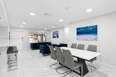 House in Pembroke Pines, Florida 4 bedrooms, 138.61 sq.m. № 1972527 - photo 7