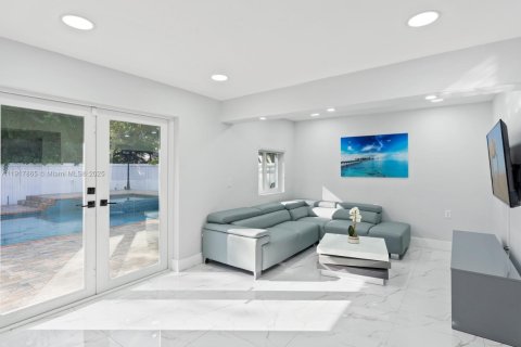 House in Pembroke Pines, Florida 4 bedrooms, 138.61 sq.m. № 1972527 - photo 2