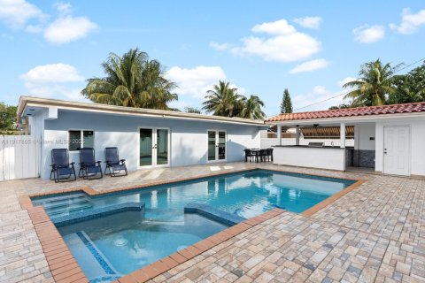 House in Pembroke Pines, Florida 4 bedrooms, 138.61 sq.m. № 1972527