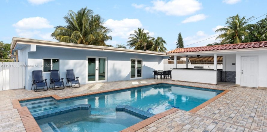 House in Pembroke Pines, Florida 4 bedrooms, 138.61 sq.m. № 1972527