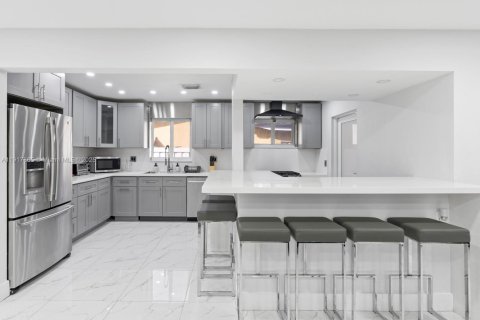 House in Pembroke Pines, Florida 4 bedrooms, 138.61 sq.m. № 1972527 - photo 9