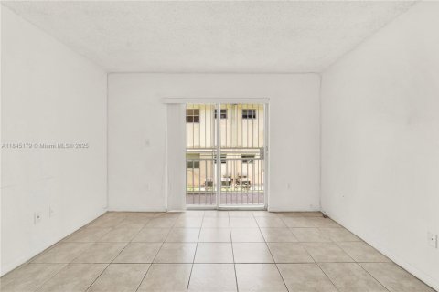 Condominio en venta en North Miami Beach, Florida, 1 dormitorio, 86.4 m2 № 1840942 - foto 8
