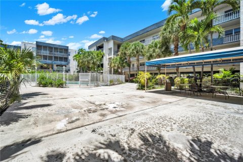 Condominio en venta en North Miami Beach, Florida, 1 dormitorio, 86.4 m2 № 1840942 - foto 2