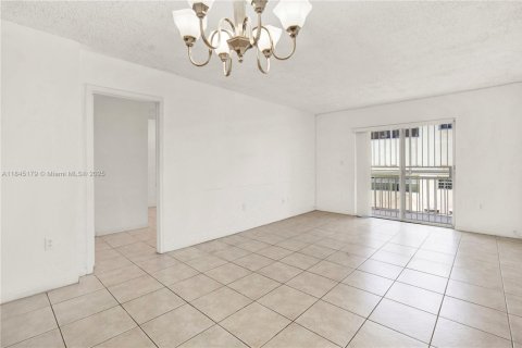 Condominio en venta en North Miami Beach, Florida, 1 dormitorio, 86.4 m2 № 1840942 - foto 11