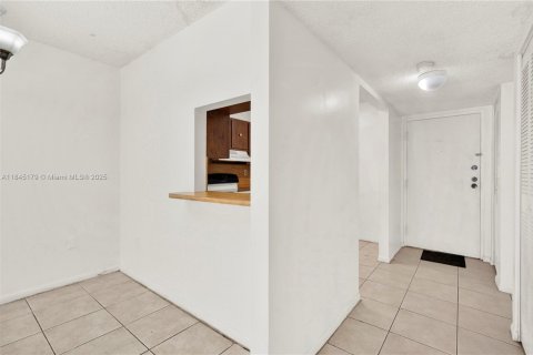 Condominio en venta en North Miami Beach, Florida, 1 dormitorio, 86.4 m2 № 1840942 - foto 9