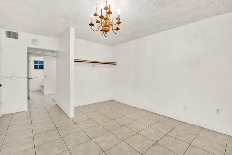Condominio en venta en North Miami Beach, Florida, 1 dormitorio, 86.4 m2 № 1840942 - foto 17