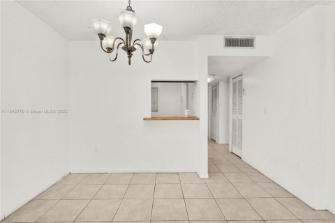 Condominio en venta en North Miami Beach, Florida, 1 dormitorio, 86.4 m2 № 1840942 - foto 13