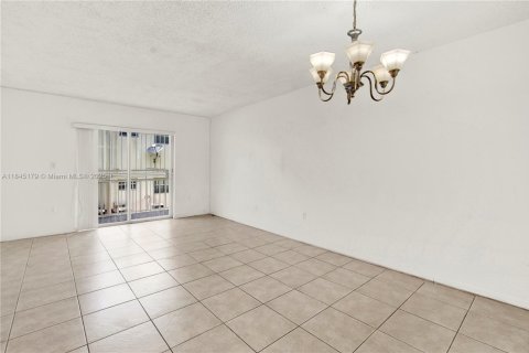 Condominio en venta en North Miami Beach, Florida, 1 dormitorio, 86.4 m2 № 1840942 - foto 10