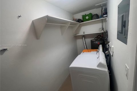 House in Dania Beach, Florida 2 bedrooms, 211.63 sq.m. № 2003060 - photo 8