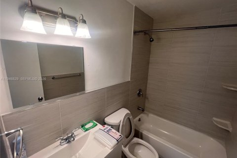 House in Dania Beach, Florida 2 bedrooms, 211.63 sq.m. № 2003060 - photo 10