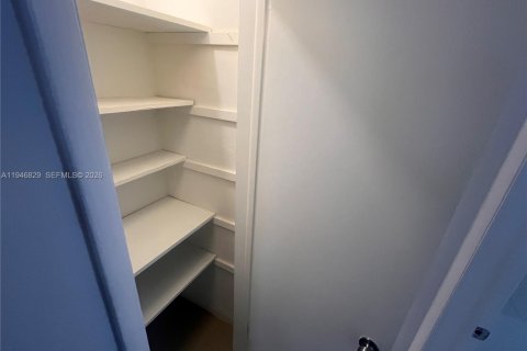 House in Dania Beach, Florida 2 bedrooms, 211.63 sq.m. № 2003060 - photo 9