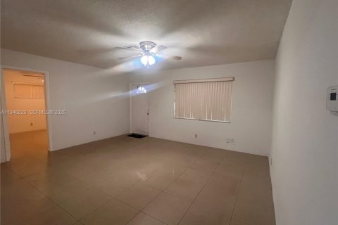 House in Dania Beach, Florida 2 bedrooms, 211.63 sq.m. № 2003060 - photo 4