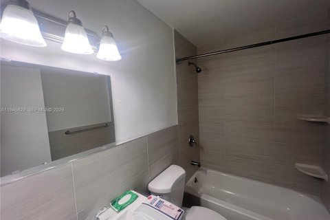 House in Dania Beach, Florida 2 bedrooms, 211.63 sq.m. № 2003060 - photo 5