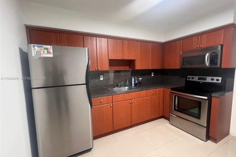 House in Dania Beach, Florida 2 bedrooms, 211.63 sq.m. № 2003060 - photo 2