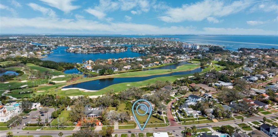 House in Saint Petersburg, Florida 2 bedrooms, 102.01 sq.m. № 1525439