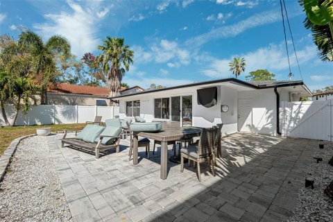 House in Saint Petersburg, Florida 2 bedrooms, 102.01 sq.m. № 1525439 - photo 12