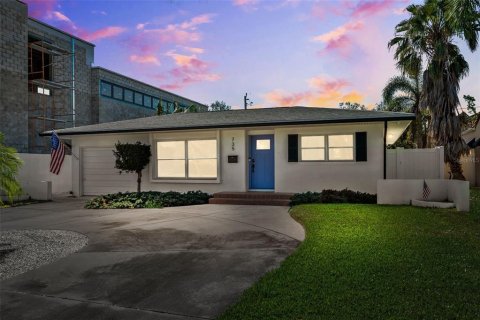 House in Saint Petersburg, Florida 2 bedrooms, 102.01 sq.m. № 1525439 - photo 2