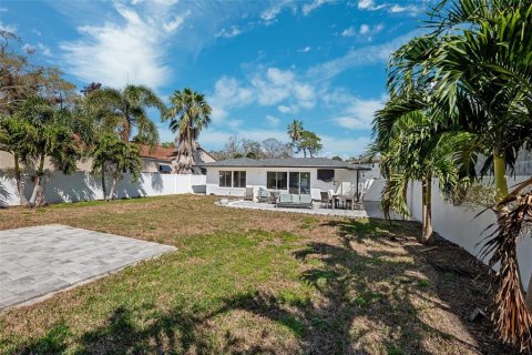 House in Saint Petersburg, Florida 2 bedrooms, 102.01 sq.m. № 1525439 - photo 11
