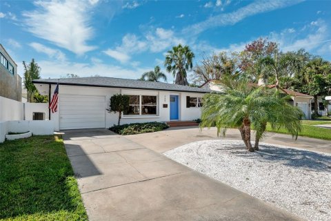 House in Saint Petersburg, Florida 2 bedrooms, 102.01 sq.m. № 1525439 - photo 8