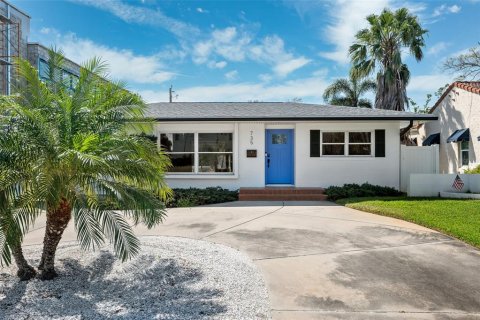House in Saint Petersburg, Florida 2 bedrooms, 102.01 sq.m. № 1525439 - photo 6