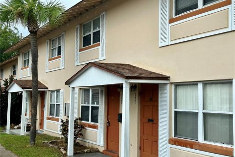Townhouse in South Daytona, Florida 2 bedrooms, 89.19 sq.m. № 1848467 - photo 1