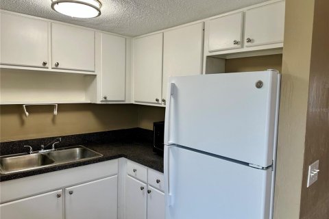 Townhouse in South Daytona, Florida 2 bedrooms, 89.19 sq.m. № 1848467 - photo 8