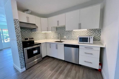 House in Hallandale Beach, Florida 2 bedrooms, 97.55 sq.m. № 2009727 - photo 3