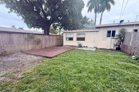 House in Hallandale Beach, Florida 2 bedrooms, 97.55 sq.m. № 2009727 - photo 13
