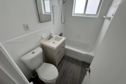 House in Hallandale Beach, Florida 2 bedrooms, 97.55 sq.m. № 2009727 - photo 8