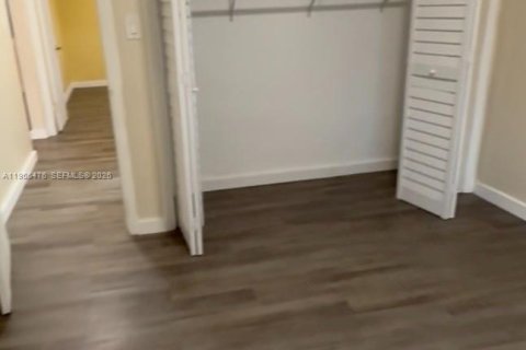 House in Hallandale Beach, Florida 2 bedrooms, 97.55 sq.m. № 2009727 - photo 7