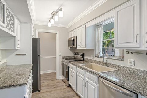 Condo in Sarasota, Florida, 2 bedrooms  № 2368746 - photo 8