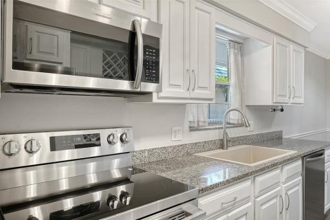 Condo in Sarasota, Florida, 2 bedrooms  № 2368746 - photo 9