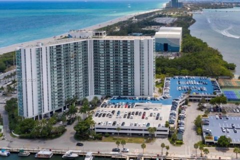 Condominio en venta en Sunny Isles Beach, Florida, 2 dormitorios, 123.65 m2 № 1887904 - foto 1