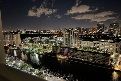 Condominio en venta en Sunny Isles Beach, Florida, 2 dormitorios, 123.65 m2 № 1887904 - foto 17