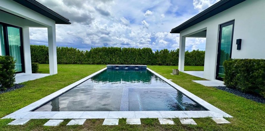 House in Wellington, Florida 4 bedrooms, 334.82 sq.m. № 643695