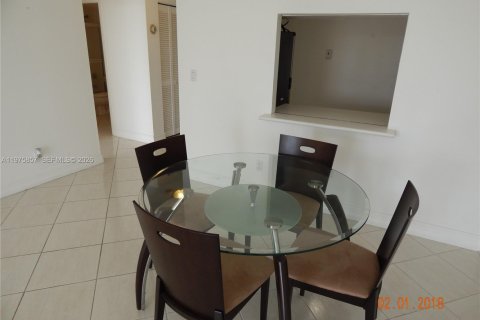 Condo in North Bay Village, Florida, 1 bedroom  № 2270784 - photo 3