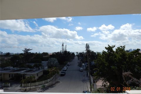 Condo in North Bay Village, Florida, 1 bedroom  № 2270784 - photo 9