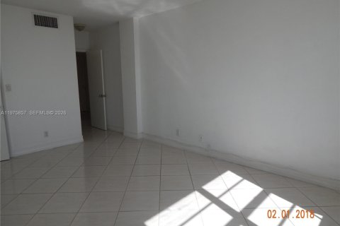 Condo in North Bay Village, Florida, 1 bedroom  № 2270784 - photo 5