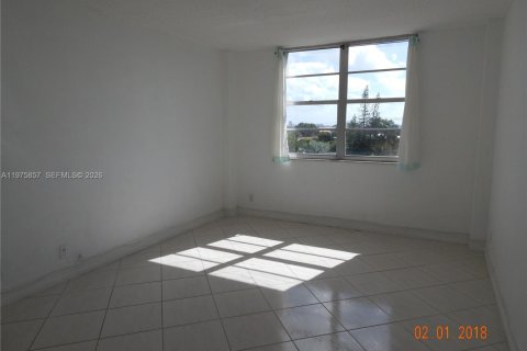 Condo in North Bay Village, Florida, 1 bedroom  № 2270784 - photo 7