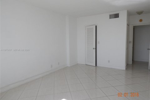 Condo in North Bay Village, Florida, 1 bedroom  № 2270784 - photo 6