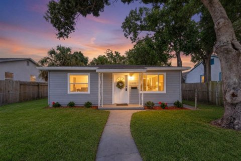 House in Saint Petersburg, Florida 3 bedrooms, 114.92 sq.m. № 2289529
